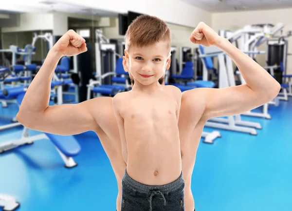 Sport concept. Father hiding behind son and flexing muscles in gym — Stock Photo, Image