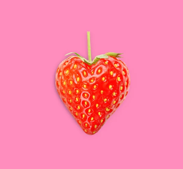 Erdbeere in Herzform — Stockfoto