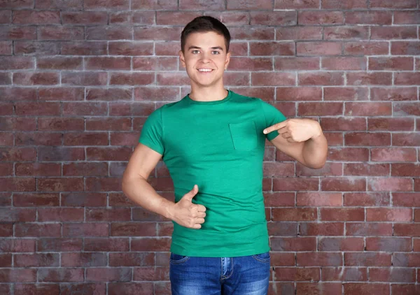 Man in lege groen t-shirt — Stockfoto