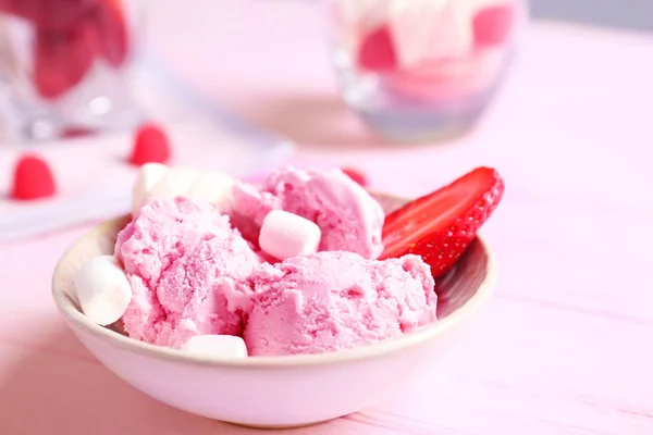 Delicioso helado con fresa — Foto de Stock