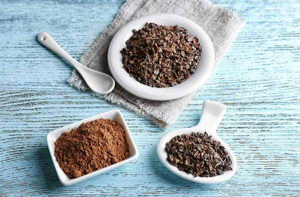 Composition with cocoa nibs and powder — Stock Photo, Image