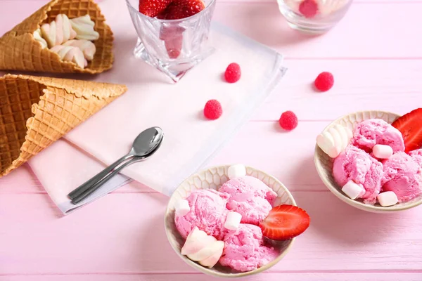 Delizioso gelato con fragola — Foto Stock