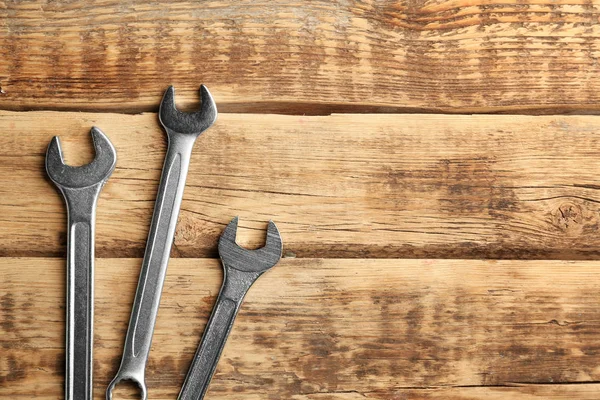 Combination wrenches on wooden background — Stock Photo, Image