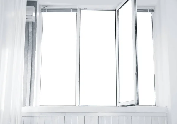 Kamer raam met lichte gordijn — Stockfoto
