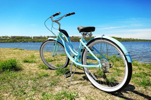 Bicicleta de pé na grama — Fotografia de Stock