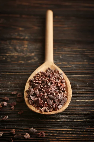 Houten lepel met cacao nibs — Stockfoto