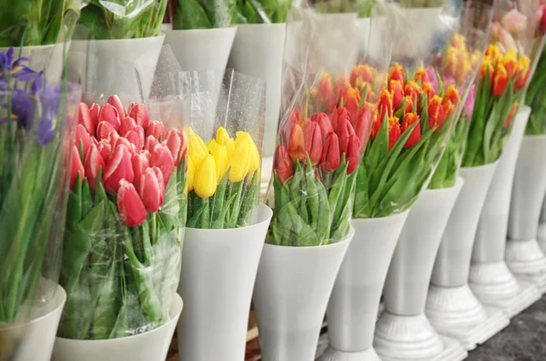 Hermosos tulipanes en venta — Foto de Stock