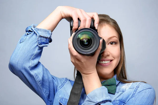 Jovem fotógrafo bonito — Fotografia de Stock