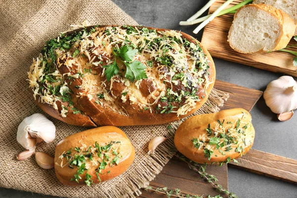 Leckeres Brot mit geriebenem Käse — Stockfoto