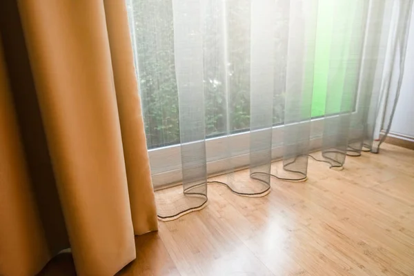 Окна и занавески в помещении — стоковое фото