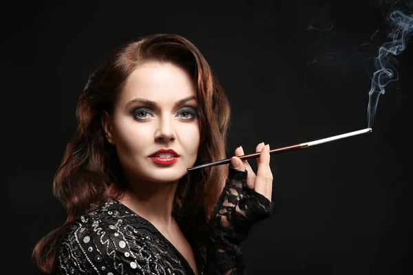 Kobieta palenia cygar — Zdjęcie stockowe