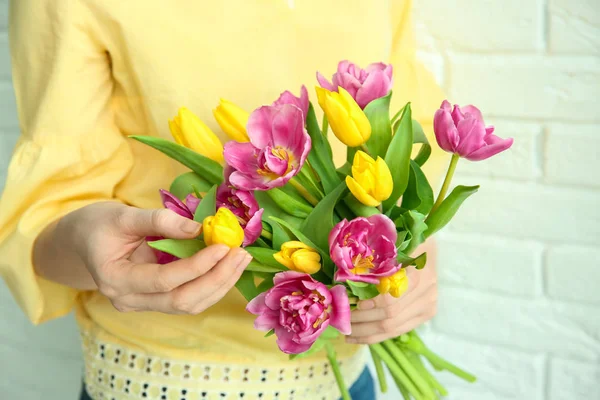 Vrouw bedrijf boeket tulpen — Stockfoto