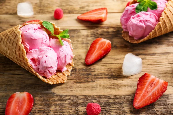 Coni gelato alla fragola — Foto Stock