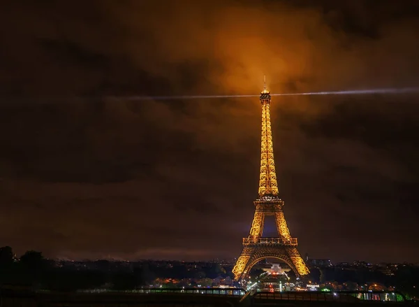 Hermosa Torre Eiffel por la noche — Foto de Stock