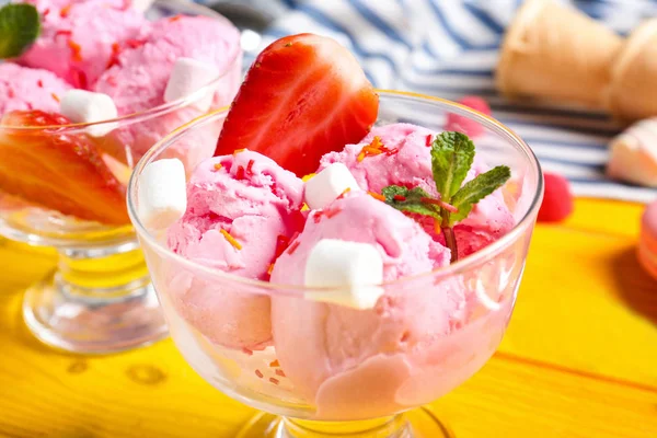 Delizioso gelato con fragola — Foto Stock