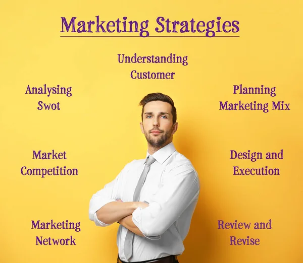 Regeling van marketingstrategieën en manager op gele achtergrond — Stockfoto
