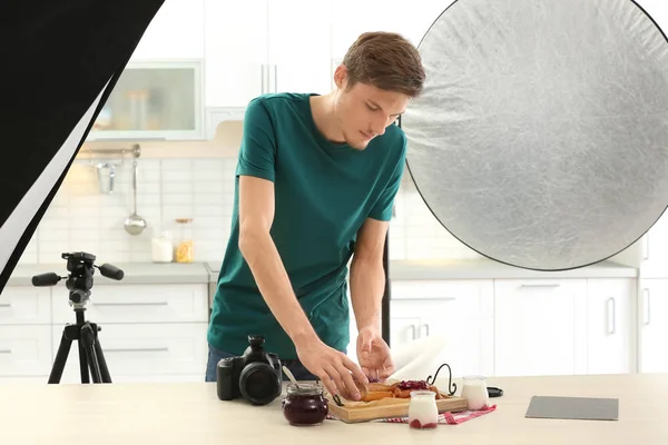 Homem Fotografar comida — Fotografia de Stock