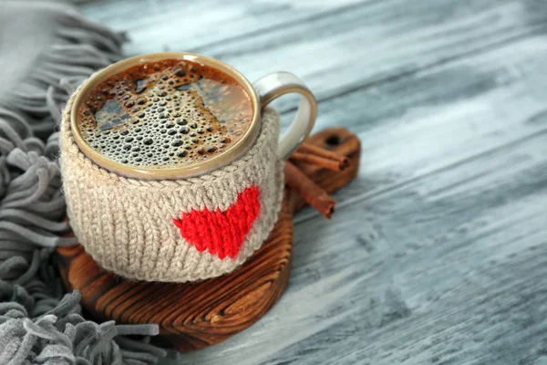 Kop warme smakelijke koffie met warme plaid — Stockfoto