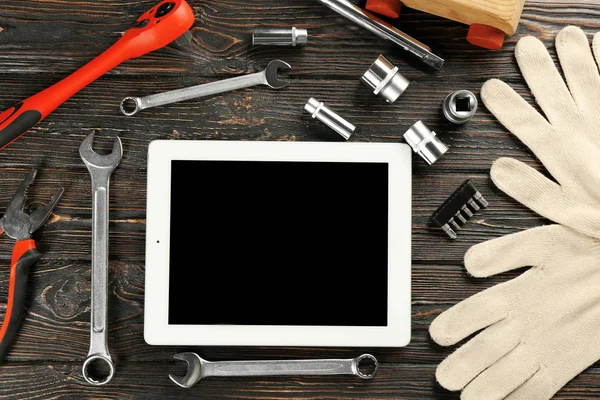 Tablet PC y herramientas para la reparación de automóviles —  Fotos de Stock