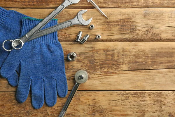 Ustawianie narzędzi do naprawy samochodu i rękawice na podłoże drewniane — Zdjęcie stockowe