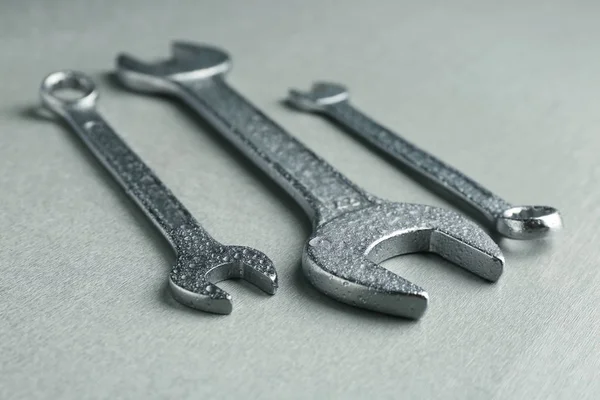 Chaves de combinação e chave no fundo claro — Fotografia de Stock