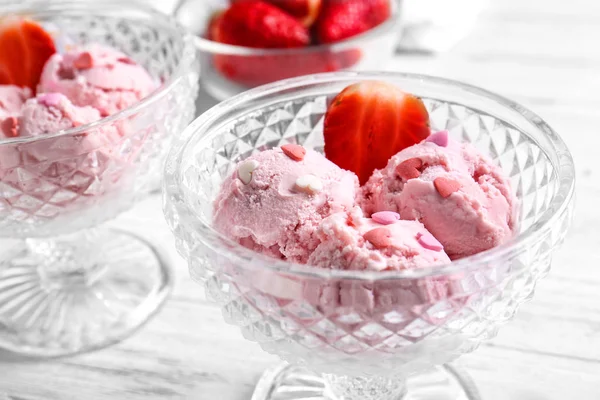 God glass med jordgubbe — Stockfoto