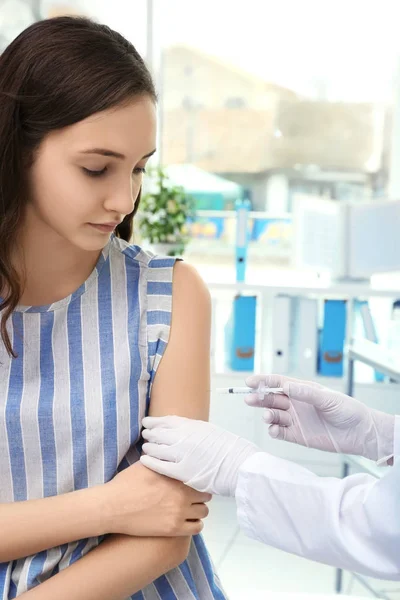 Молода дівчина отримує вакцинацію в лікарні — стокове фото
