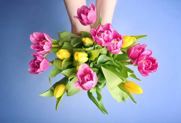 Frau mit schönen Tulpen — Stockfoto