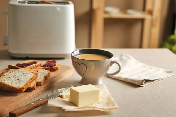 Komposition med smör kaffe och rostat bröd — Stockfoto