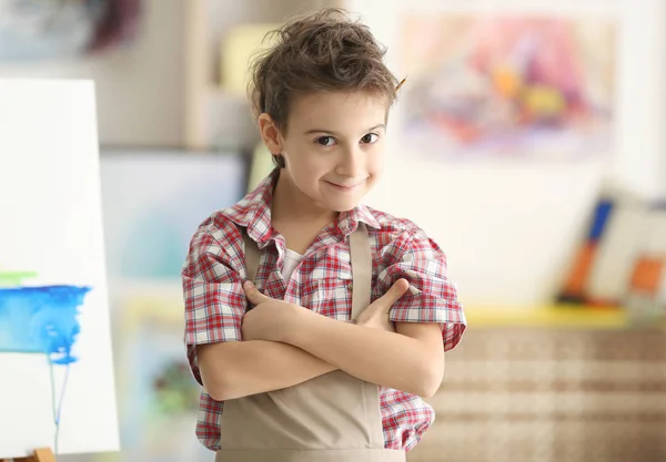 Pequeño artista en el estudio —  Fotos de Stock