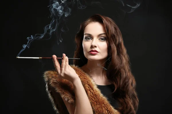 Donna fumare sigaro — Foto Stock