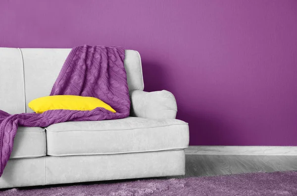 在现代室内的紫丁香色 — 图库照片