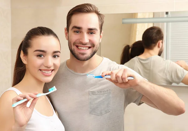 Mladý pár, čištění zubů — Stock fotografie
