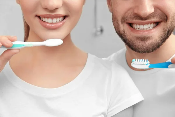 Mladý pár, čištění zubů — Stock fotografie