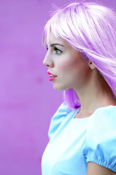 Mulher com cabelo lilás tingido — Fotografia de Stock