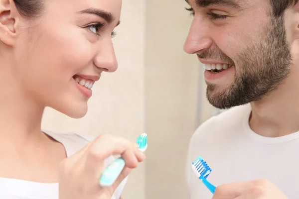 Pasangan muda menggosok gigi — Stok Foto