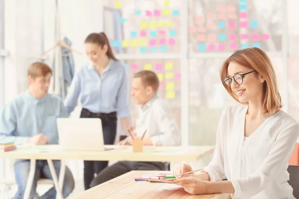 Schöne junge Frau arbeitet im Büro — Stockfoto