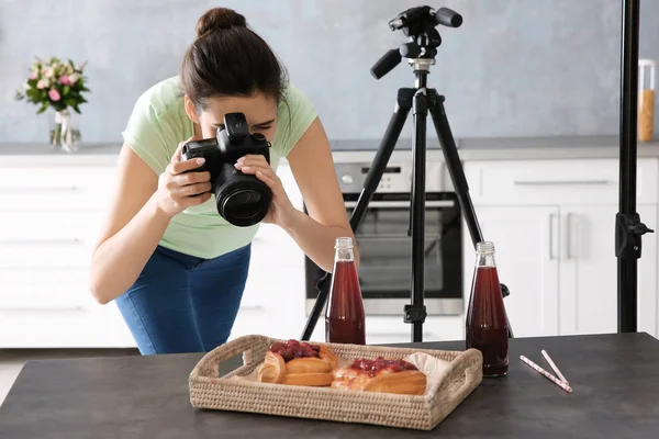 Mujer fotografiando comida — Foto de Stock