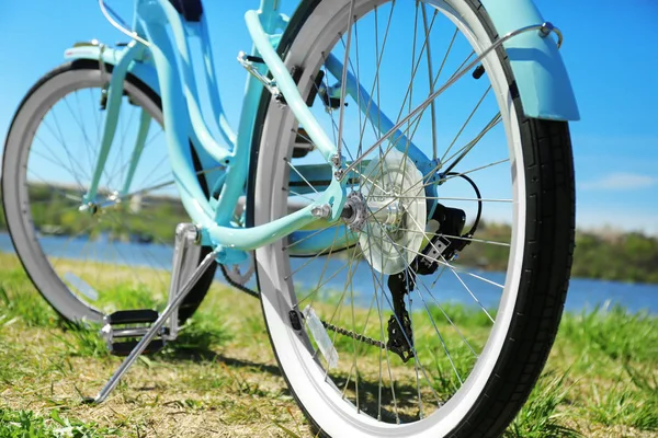 Vélo debout sur l'herbe — Photo