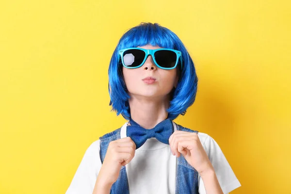 Ragazza in parrucca blu posa — Foto Stock