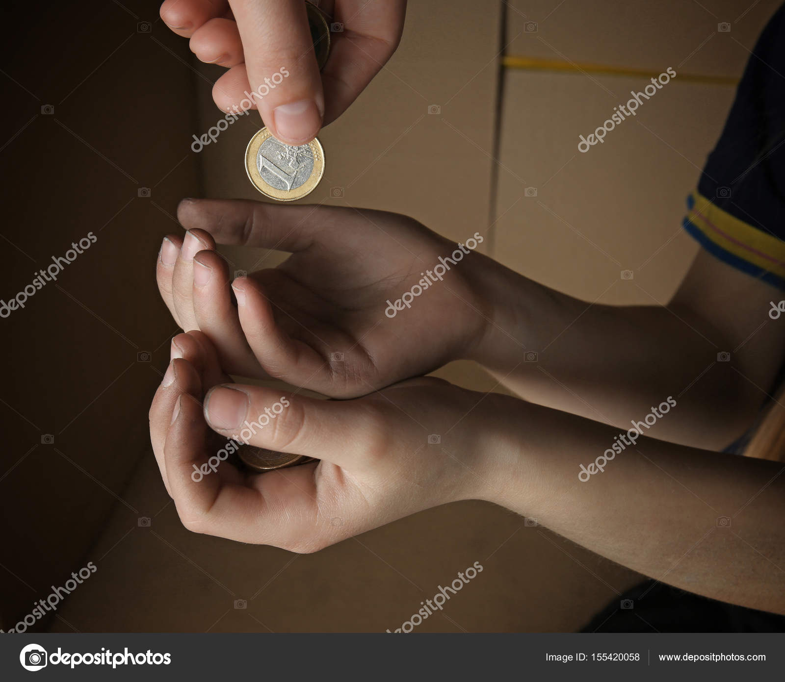Hånd putte mynt i hendene på fattige barn – stockfoto © belchonock  #155420058, image size:1600x1391
