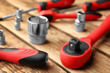 Araba tamir için bir araç üzerinde ahşap arka plan ayarlama