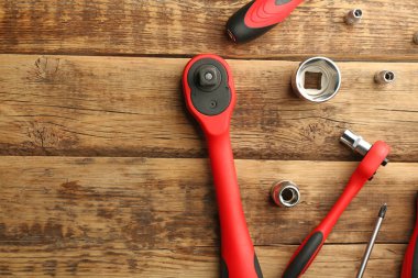 Araba tamir için bir araç üzerinde ahşap arka plan ayarlama