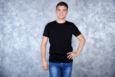 adam boş siyah t-shirt