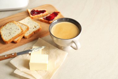 Tereyağı kahve ve tost ile kompozisyon 