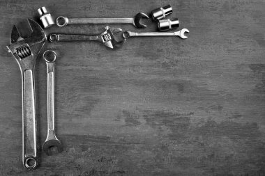 Araçların gri masada, üstten görünüm ayarlama