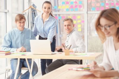 ofiste çalışan genç insanlar