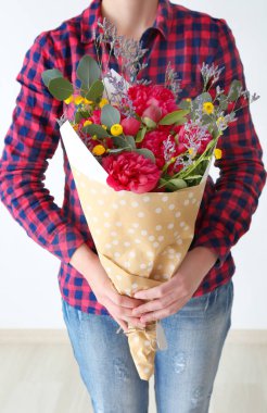 buket güzel peonies ile tutan kişi 