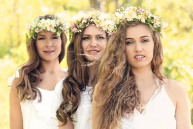 Güneşli bir gün açık havada güzel genç kadın