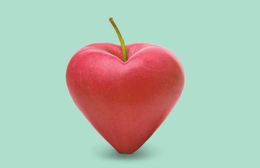 Elma renk arka plan üzerinde kalp şeklinde